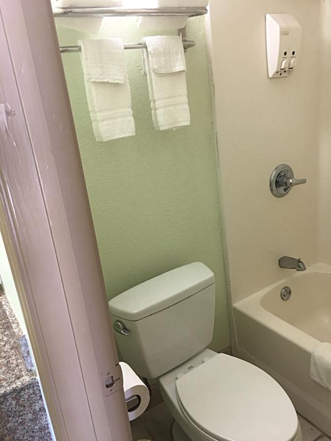 Budget Inn Hallettsville Kültér fotó