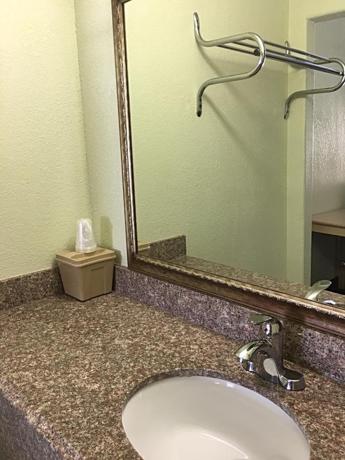 Budget Inn Hallettsville Kültér fotó